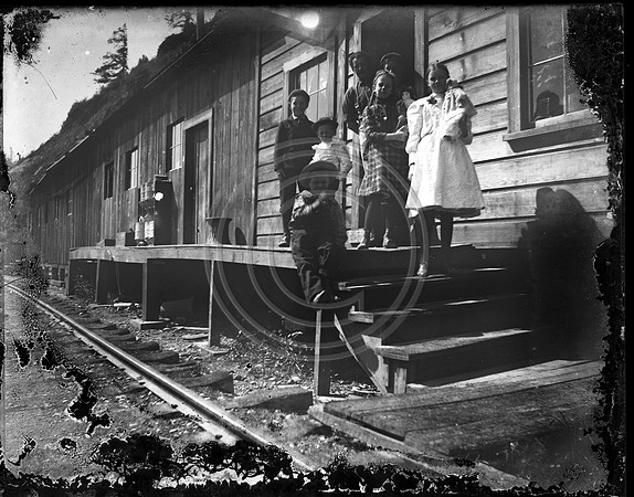 Children outside cookhouse in Scotia