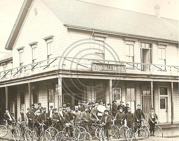 Bike Group in front of Hotel Ivanhoe