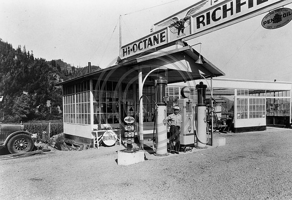 PEPPERWOOD GAS STATION ON THE TURN LATE 1920S
