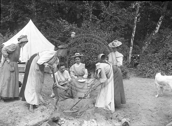 Ladies cooking beans at Canyon Park 1900