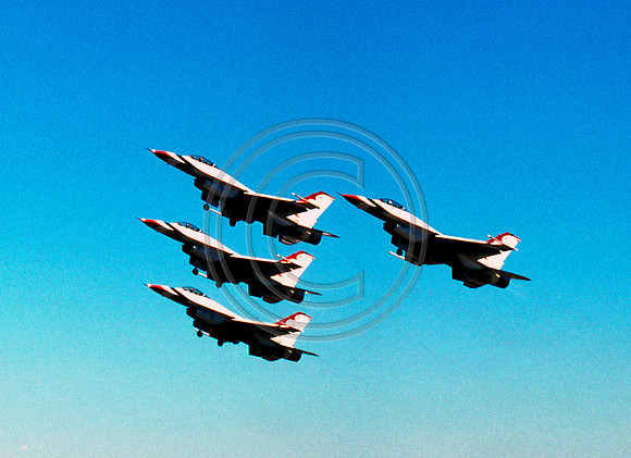 Thunderbirds F-16s in formation