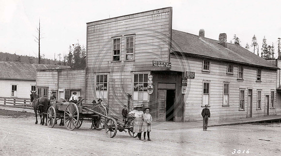W E Squires Hotel in Freshwater California owned by George pinkerton it is where Cruisers and surveyors stayed while mapping the Freshwater Logging area. Girls are Ivy Anderson and Lena Couer